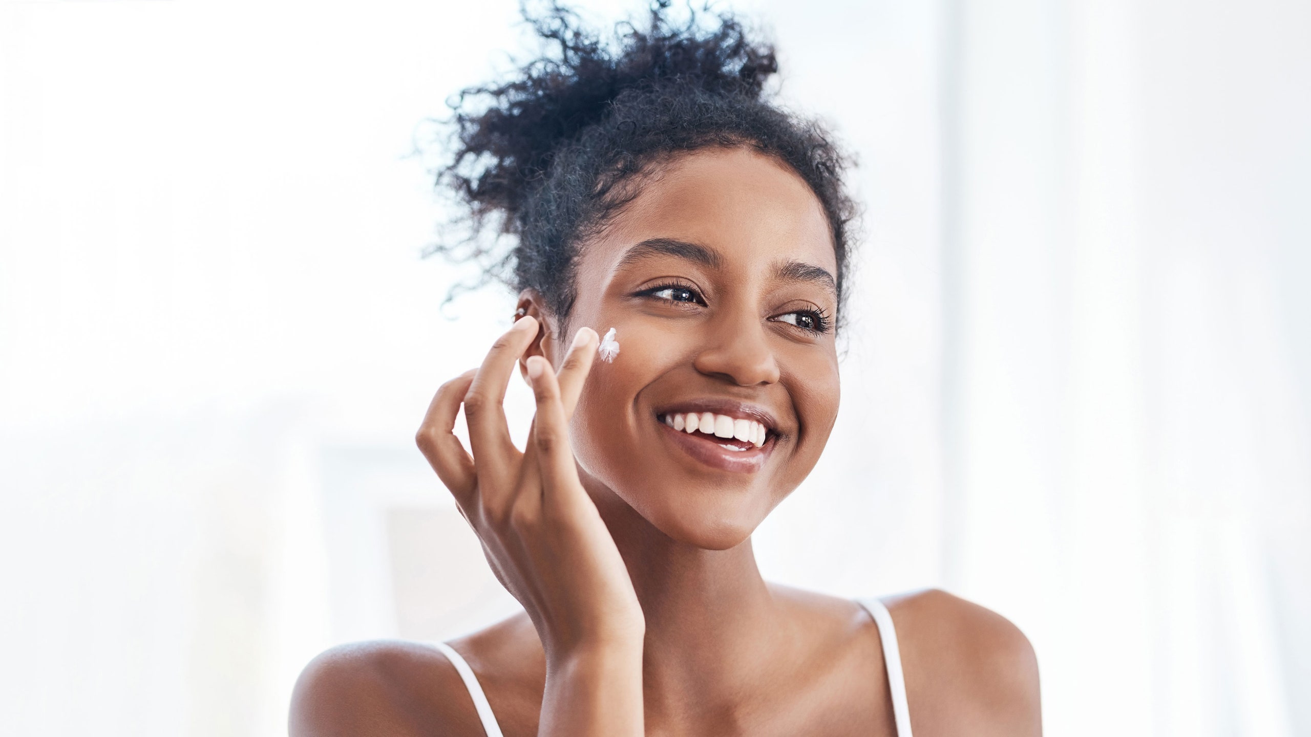woman applying sunscreen